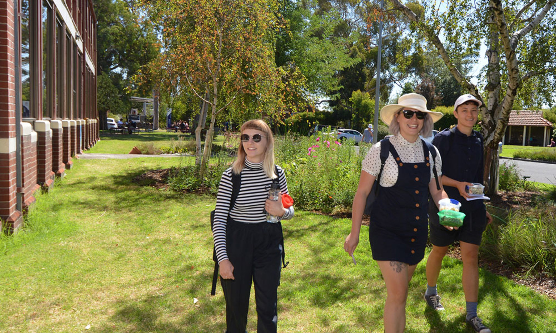 students walking around fairfield 'melbourne polytechnic' campus 